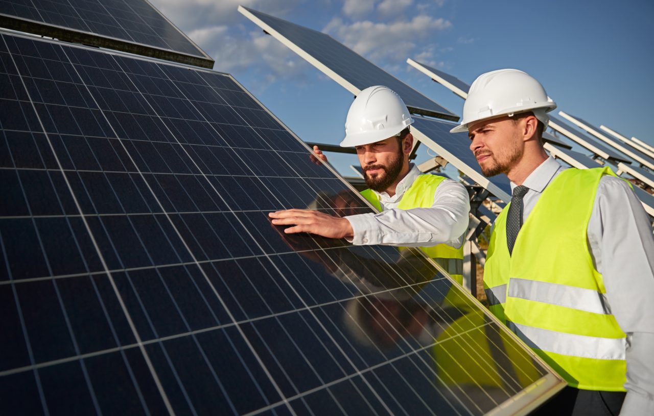 Equipe da GL Energy Fotovoltaica instalando placas solares para uma solução de energia limpa e sustentável.